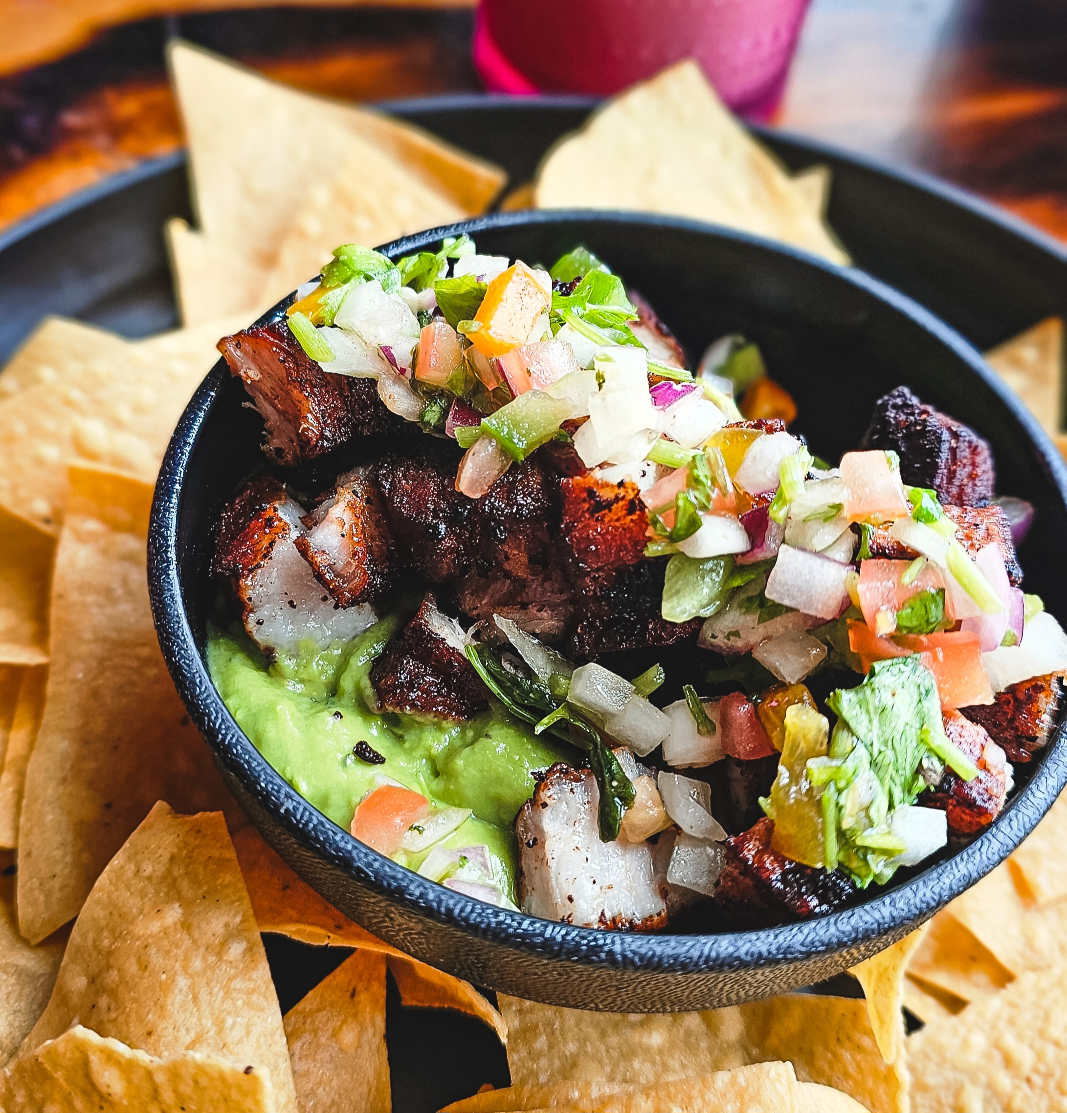 Guacamole con Pork Belly y Pico de Gallo